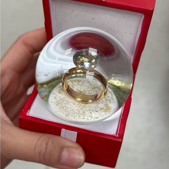 Elegant Gold Ring - Picture 1 of 4